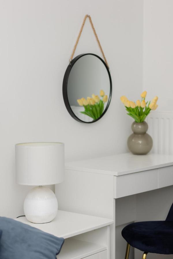 Cozy Apartment With Parking Bakalarska By Noclegi Renters Varsó Kültér fotó