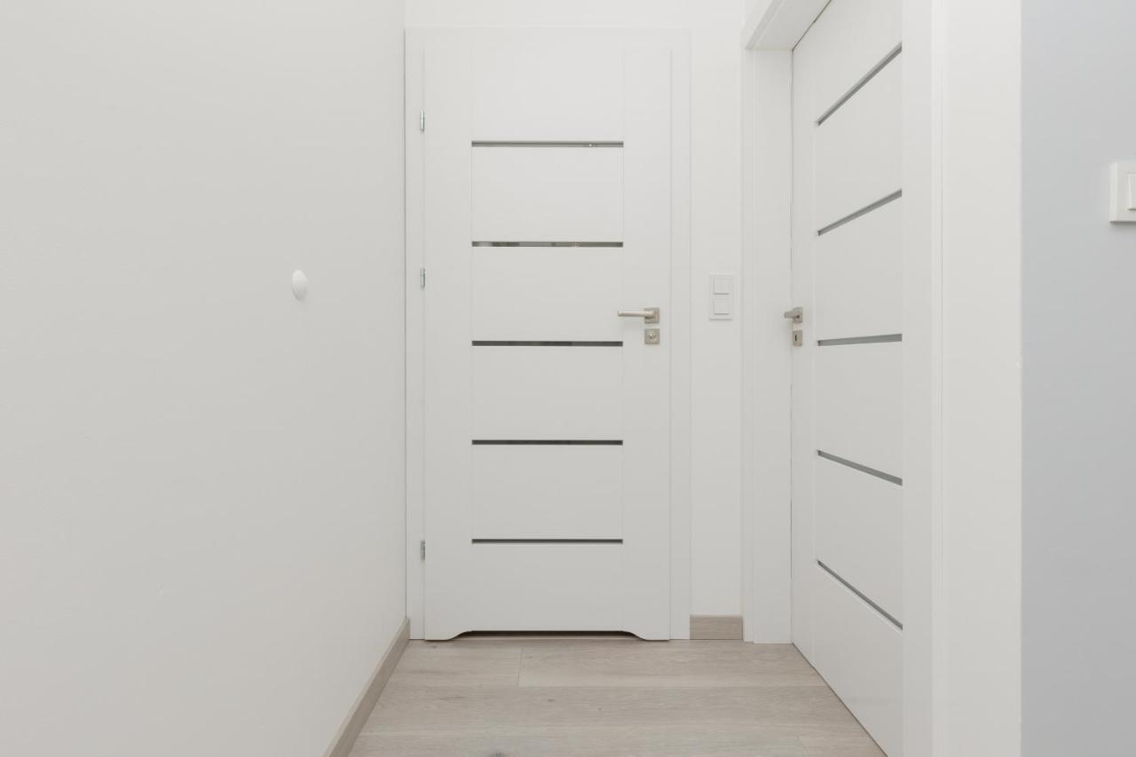 Cozy Apartment With Parking Bakalarska By Noclegi Renters Varsó Kültér fotó